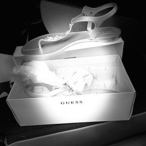 GUESS WHITE SANDLES